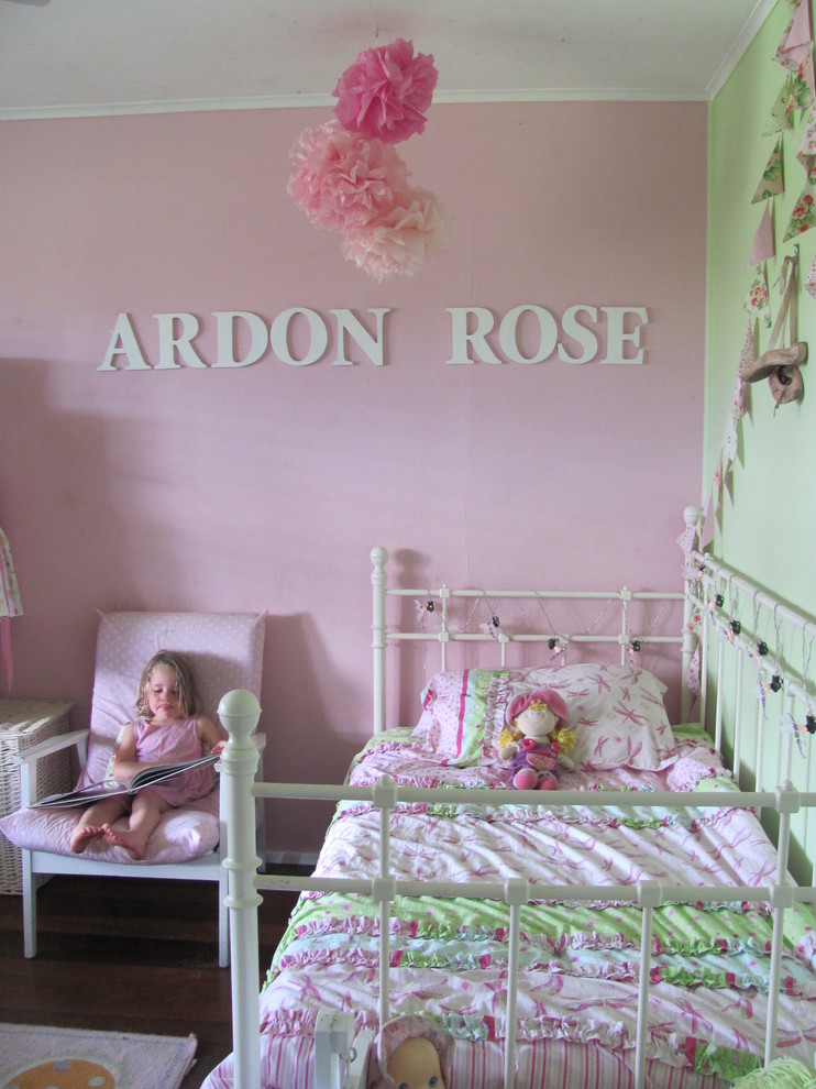 Idéer för ett eklektiskt flickrum kombinerat med sovrum och för 4-10-åringar, med rosa väggar och mörkt trägolv