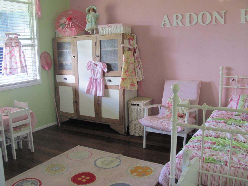 Stilmix Mädchenzimmer mit Schlafplatz, rosa Wandfarbe und dunklem Holzboden in Sonstige