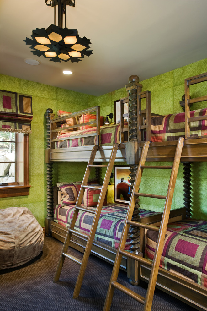 Idéer för ett klassiskt könsneutralt barnrum kombinerat med sovrum och för 4-10-åringar, med gröna väggar och heltäckningsmatta