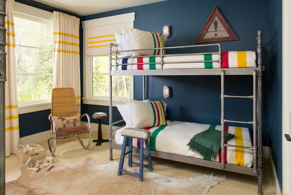 Стильный дизайн: нейтральная детская в стиле рустика с спальным местом, синими стенами и ковровым покрытием для ребенка от 4 до 10 лет, двоих детей - последний тренд