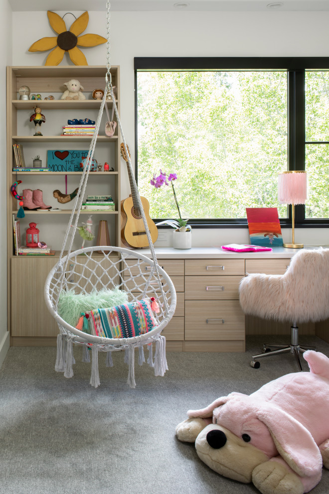 Пример оригинального дизайна: детская в стиле кантри с спальным местом, белыми стенами, ковровым покрытием и серым полом для девочки
