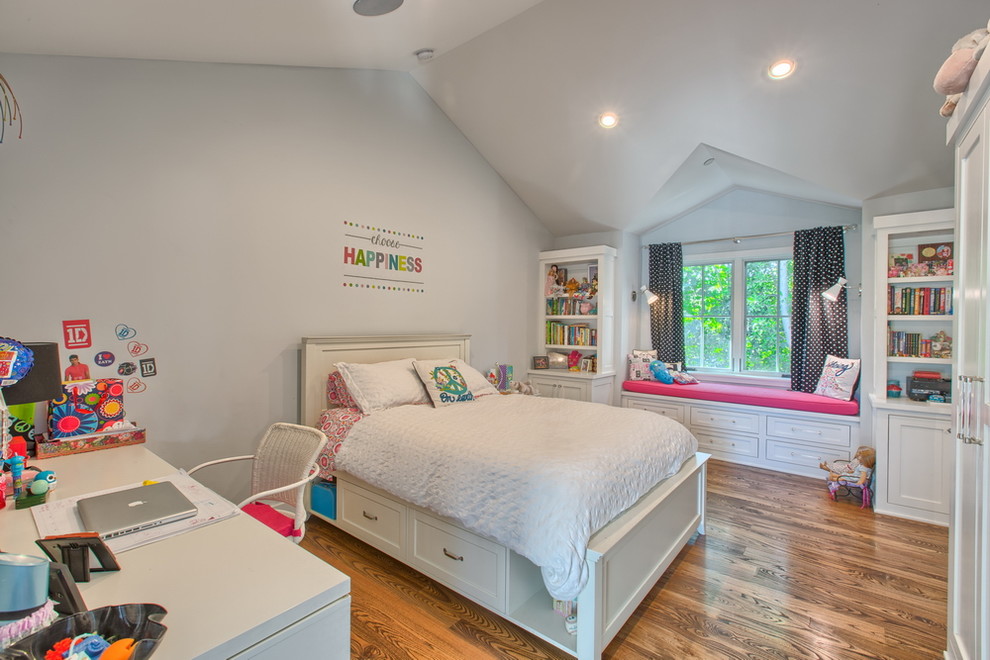 Inspiration för mycket stora klassiska flickrum kombinerat med sovrum och för 4-10-åringar, med grå väggar och mellanmörkt trägolv