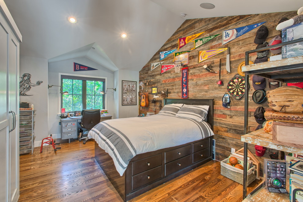 Foto de dormitorio infantil clásico extra grande con paredes grises y suelo de madera en tonos medios