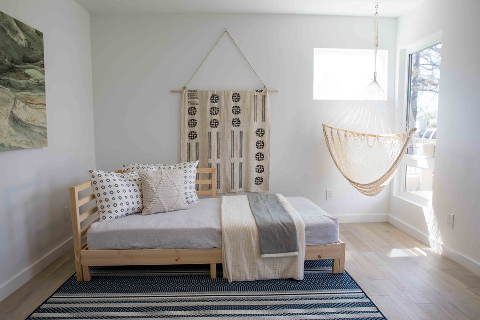 Inspiration för ett funkis könsneutralt tonårsrum kombinerat med sovrum, med vita väggar, ljust trägolv och beiget golv