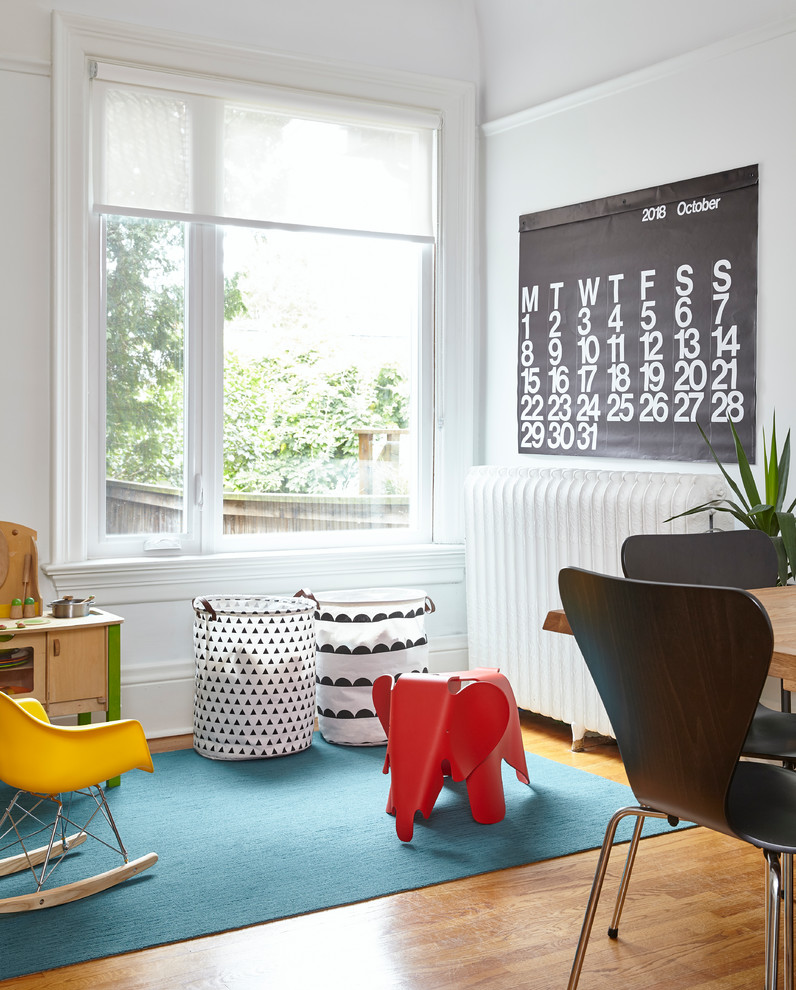 Idee per una cameretta per bambini da 1 a 3 anni scandinava con pareti bianche, parquet chiaro e pavimento beige