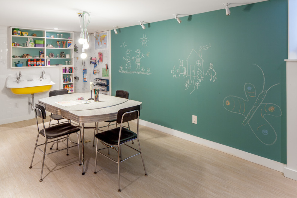 Cette image montre une chambre d'enfant design avec un mur multicolore.