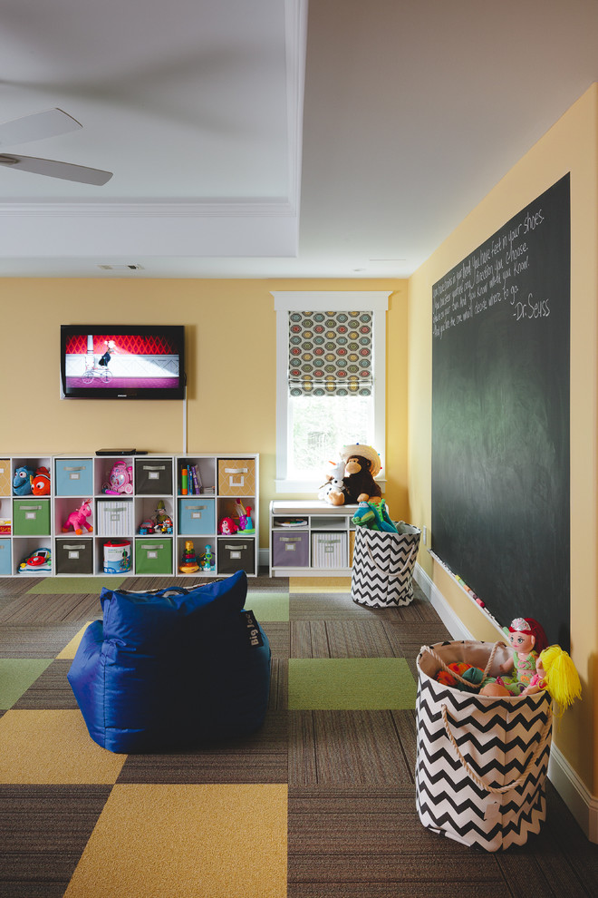 Ispirazione per una cameretta per bambini costiera con pareti gialle e moquette