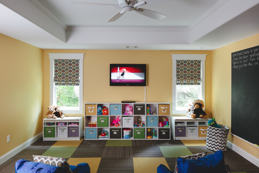 Neutrales Maritimes Kinderzimmer mit Spielecke, gelber Wandfarbe und Teppichboden in Atlanta