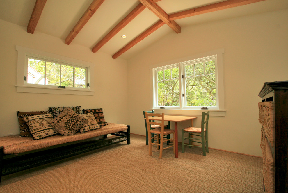 Imagen de dormitorio infantil de estilo americano de tamaño medio con paredes blancas, moqueta y suelo marrón