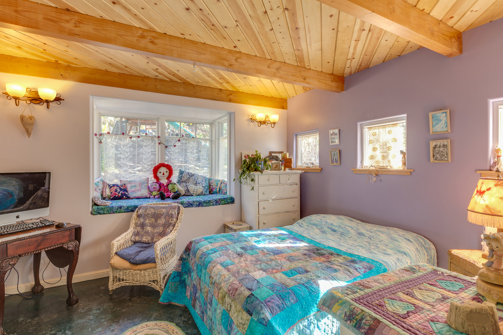 Imagen de dormitorio infantil bohemio pequeño con paredes púrpuras
