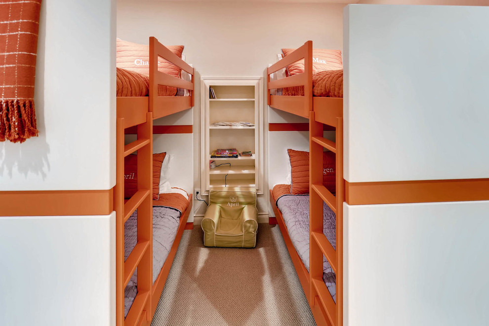 Klassisk inredning av ett litet könsneutralt barnrum kombinerat med sovrum, med vita väggar och heltäckningsmatta