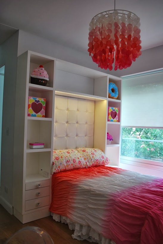 Ispirazione per una cameretta per bambini minimalista di medie dimensioni con pareti bianche