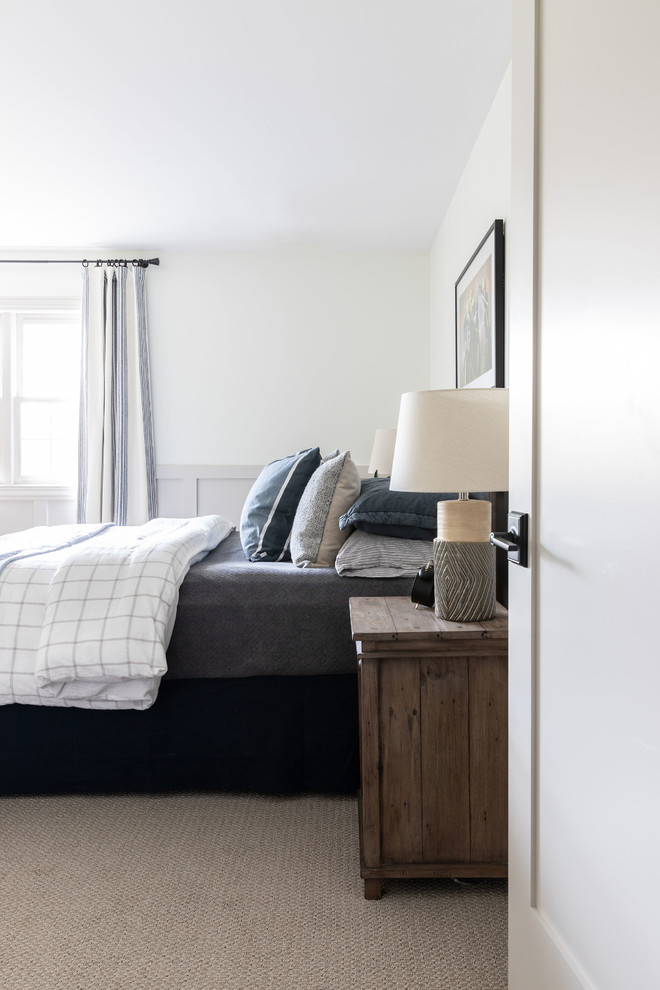 Immagine di una grande camera da letto country con pareti bianche, moquette e pavimento marrone