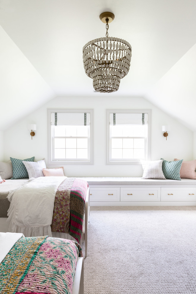 Aménagement d'une grande chambre d'enfant campagne avec un mur jaune, moquette et un sol beige.