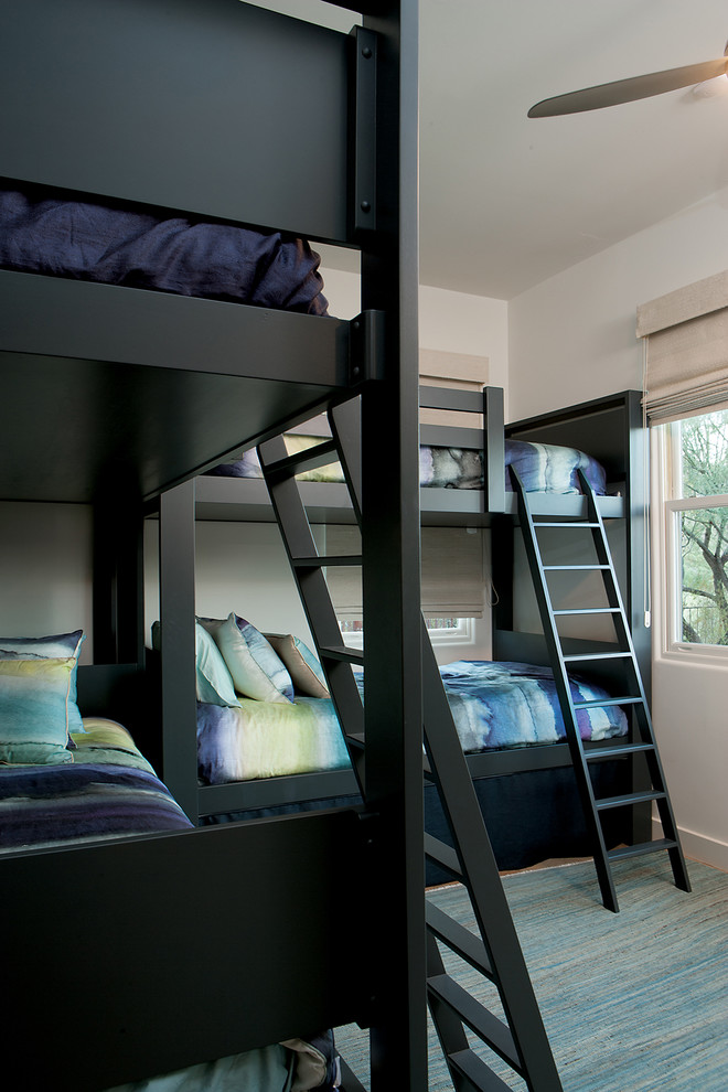 Esempio di una cameretta per bambini minimalista di medie dimensioni con pareti bianche, moquette e pavimento blu