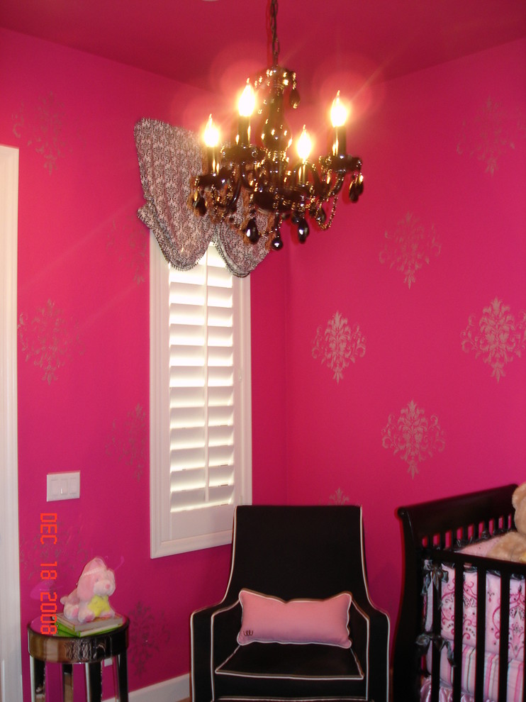 Idéer för ett mellanstort eklektiskt barnrum kombinerat med sovrum, med rosa väggar och heltäckningsmatta