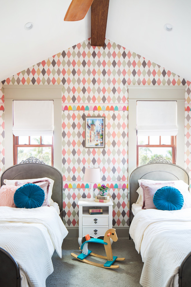 Stilmix Kinderzimmer mit bunten Wänden, Teppichboden und grauem Boden in San Diego