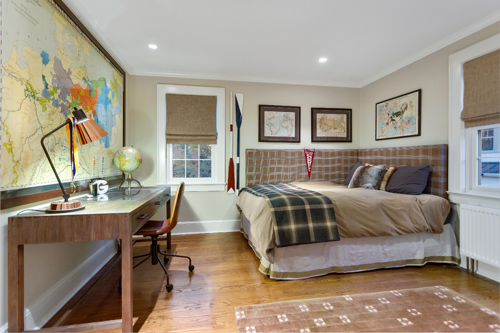 Ejemplo de dormitorio infantil clásico renovado de tamaño medio con paredes beige, suelo de madera en tonos medios y suelo marrón
