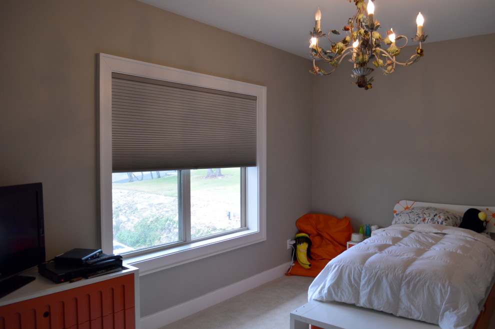 Idée de décoration pour une chambre d'enfant de 4 à 10 ans minimaliste de taille moyenne avec un mur gris et moquette.