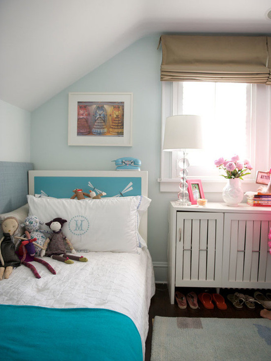 Foto de dormitorio infantil contemporáneo de tamaño medio con paredes blancas y suelo de madera oscura