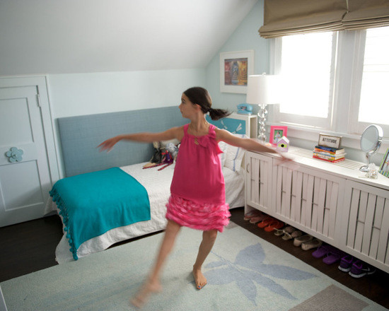 Modelo de dormitorio infantil contemporáneo de tamaño medio con paredes blancas y suelo de madera oscura