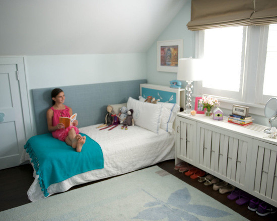 Modern inredning av ett mellanstort könsneutralt barnrum kombinerat med sovrum, med vita väggar och mörkt trägolv