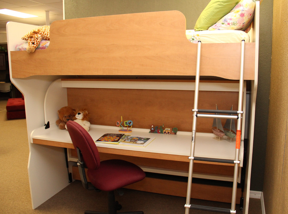 Ejemplo de dormitorio infantil de 1 a 3 años tradicional de tamaño medio con paredes beige y moqueta
