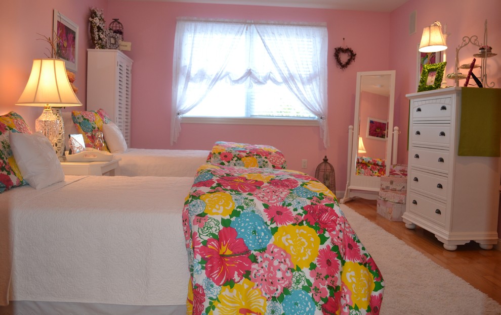 Idéer för att renovera ett mellanstort vintage barnrum kombinerat med sovrum, med rosa väggar, mellanmörkt trägolv och brunt golv