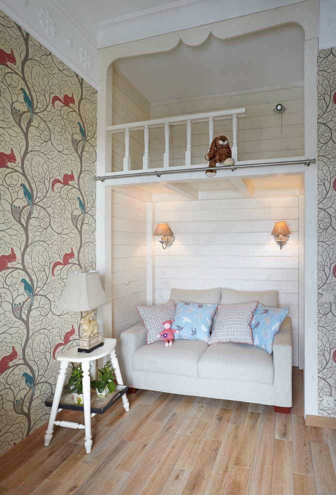 Immagine di una cameretta per bambini da 4 a 10 anni classica di medie dimensioni con pareti multicolore e parquet chiaro