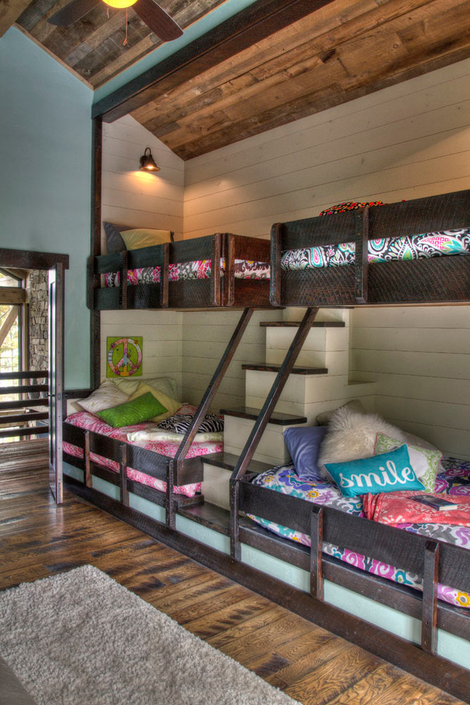 Modelo de dormitorio infantil rural con paredes blancas y suelo de madera en tonos medios