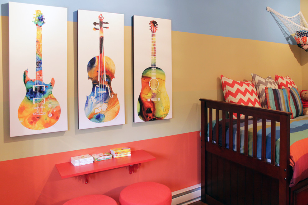 Immagine di una cameretta per bambini da 1 a 3 anni minimal di medie dimensioni con pareti multicolore e moquette