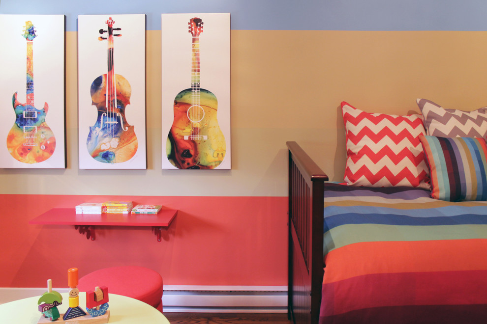 Idee per una cameretta per bambini da 1 a 3 anni minimal di medie dimensioni con pareti multicolore e moquette