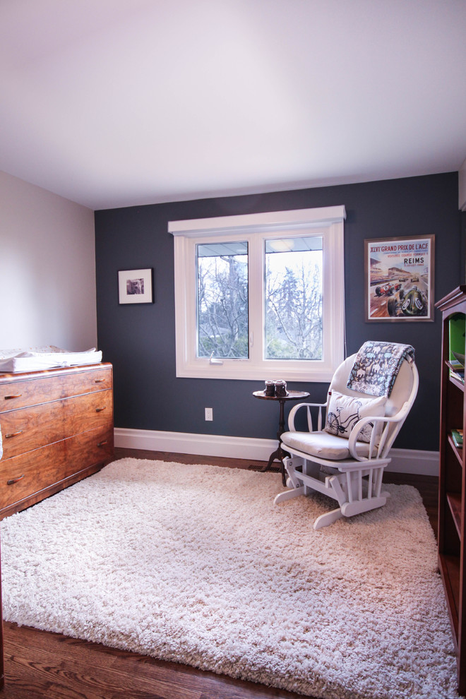Mittelgroßes Klassisches Kinderzimmer mit Spielecke, weißer Wandfarbe und braunem Holzboden in Ottawa