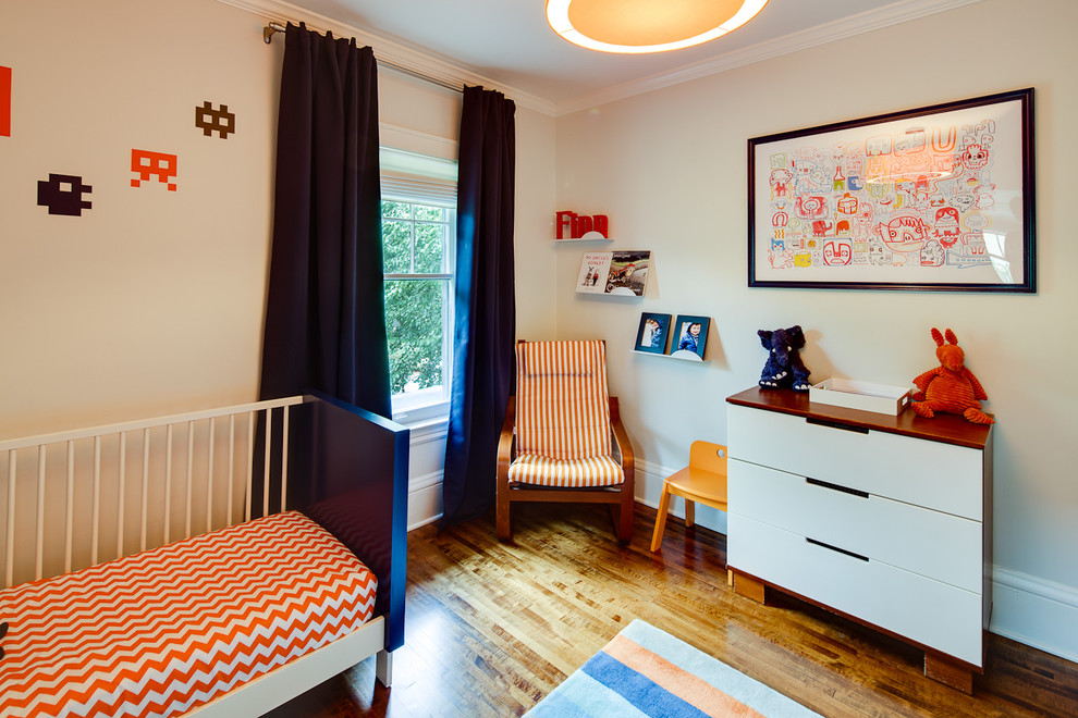 Modelo de dormitorio infantil contemporáneo con paredes blancas