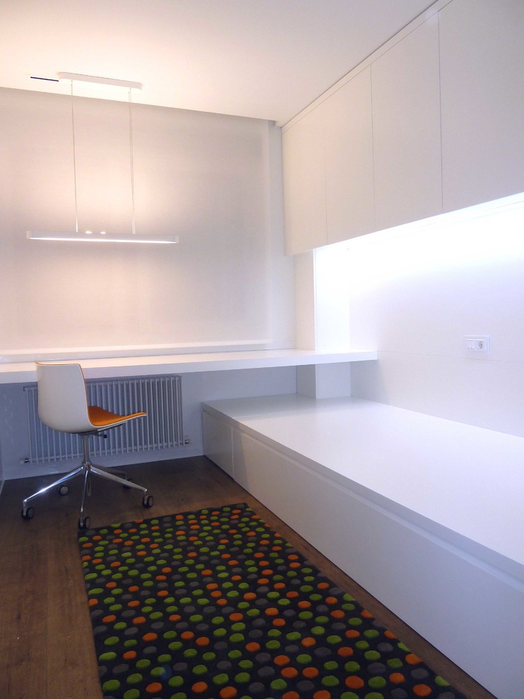 Ispirazione per una cameretta per bambini minimalista di medie dimensioni con pareti bianche e pavimento in legno massello medio