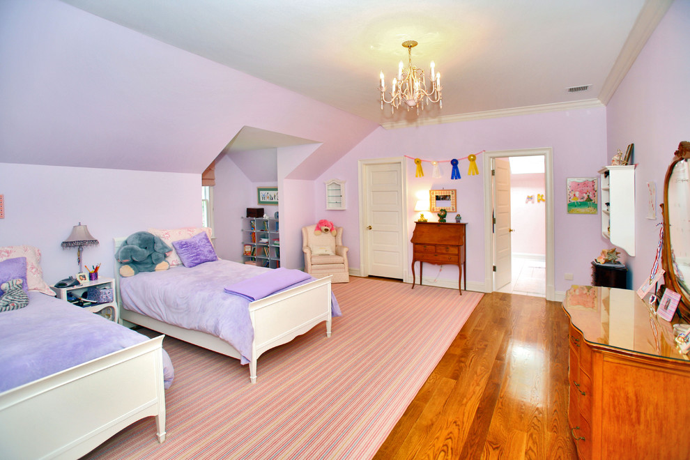 Bild på ett vintage flickrum kombinerat med sovrum och för 4-10-åringar, med lila väggar och mellanmörkt trägolv