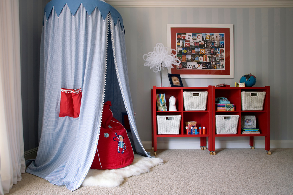 Idéer för vintage könsneutrala småbarnsrum kombinerat med lekrum, med blå väggar och heltäckningsmatta