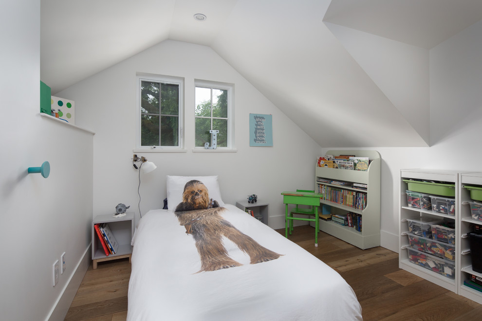 Ejemplo de dormitorio infantil clásico de tamaño medio con paredes blancas, suelo de madera clara y suelo beige