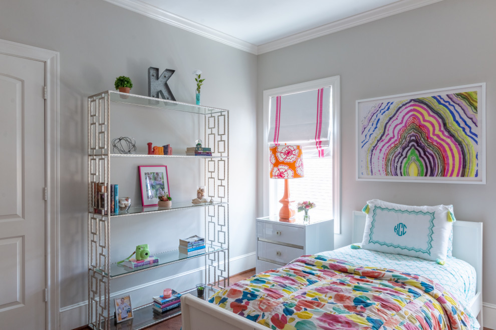Mittelgroßes Klassisches Kinderzimmer mit Schlafplatz, grauer Wandfarbe und braunem Holzboden in Houston