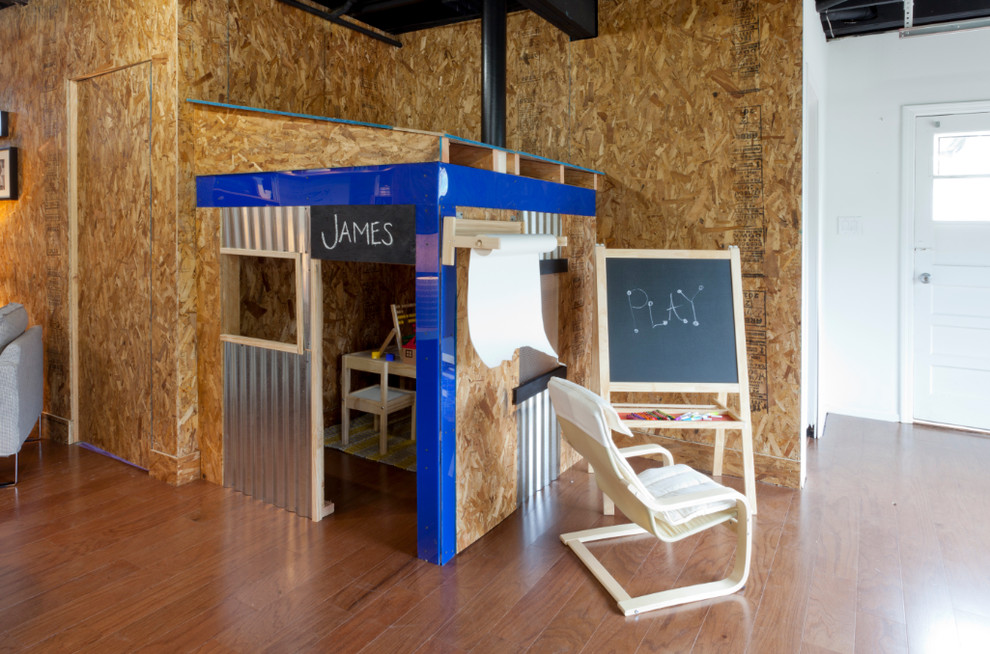 Neutrales Industrial Kinderzimmer mit Spielecke und braunem Holzboden in New York