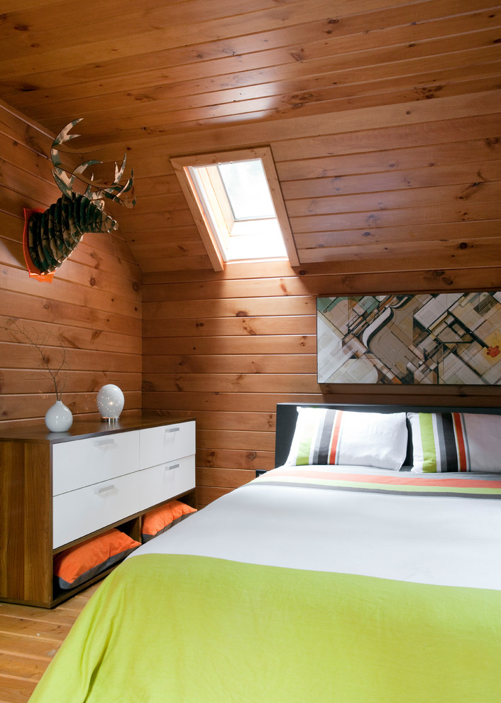 Inspiration för ett mellanstort rustikt pojkrum kombinerat med sovrum, med bruna väggar, mellanmörkt trägolv och brunt golv