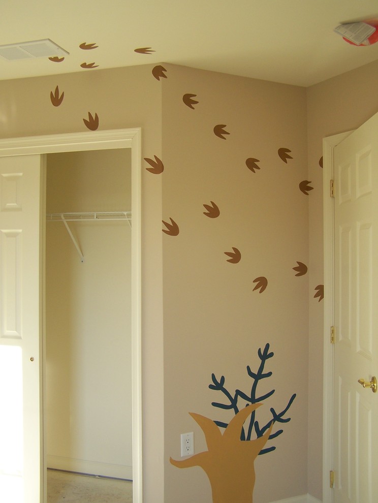 Exemple d'une très grande chambre neutre de 1 à 3 ans éclectique avec un mur beige et moquette.