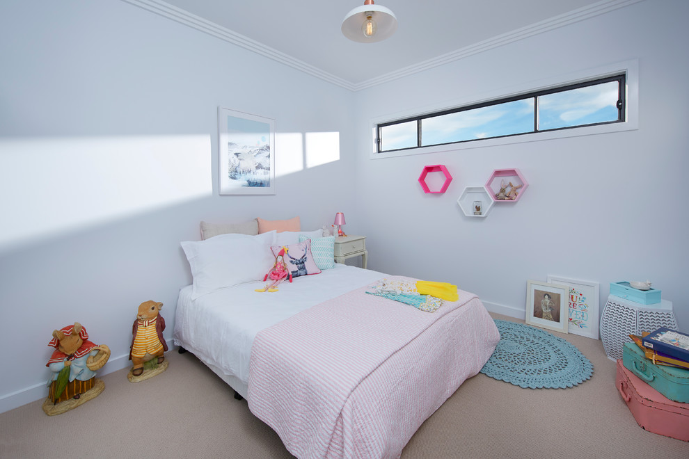 Klassisches Mädchenzimmer mit Schlafplatz, weißer Wandfarbe und Teppichboden in Sydney