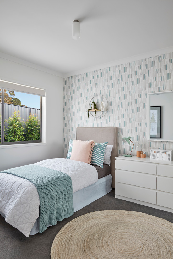 Modern inredning av ett flickrum kombinerat med sovrum, med flerfärgade väggar, betonggolv och grått golv