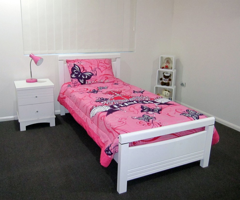 Modernes Mädchenzimmer mit Schlafplatz, weißer Wandfarbe und Teppichboden in Townsville