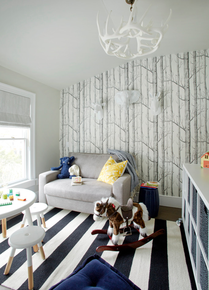 Idée de décoration pour une petite chambre d'enfant tradition avec un mur gris, parquet foncé et un sol marron.