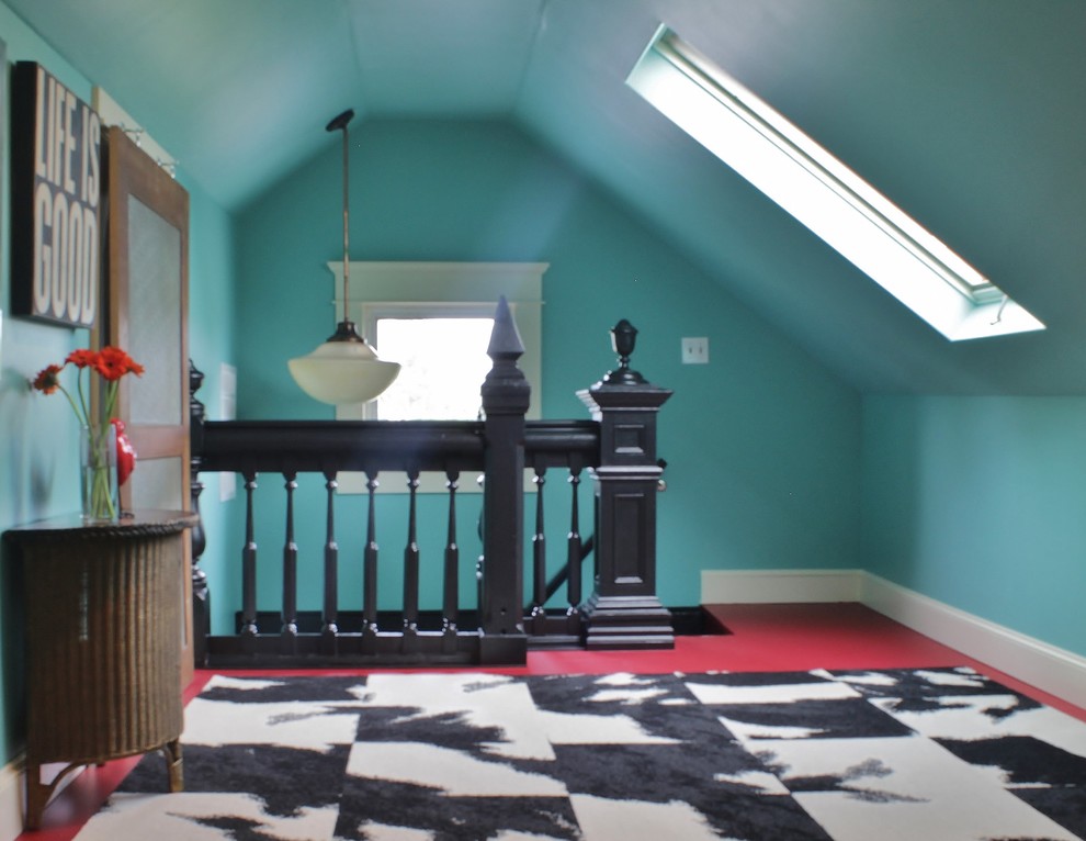 Modelo de dormitorio infantil bohemio grande con paredes azules, suelo de madera pintada y suelo rojo
