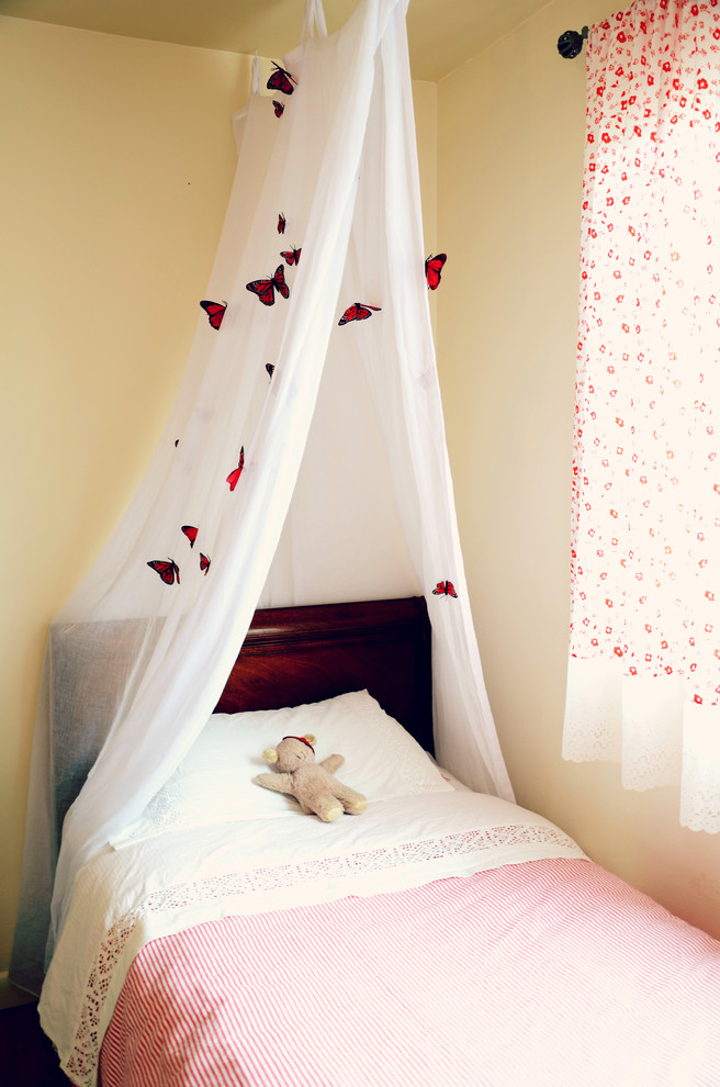 Modelo de dormitorio infantil de 1 a 3 años bohemio con paredes beige