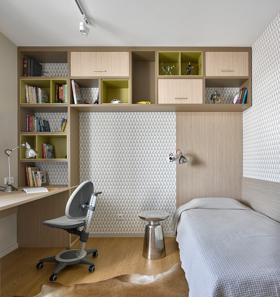 Réalisation d'une chambre de garçon nordique avec un bureau, un mur gris et un sol en bois brun.