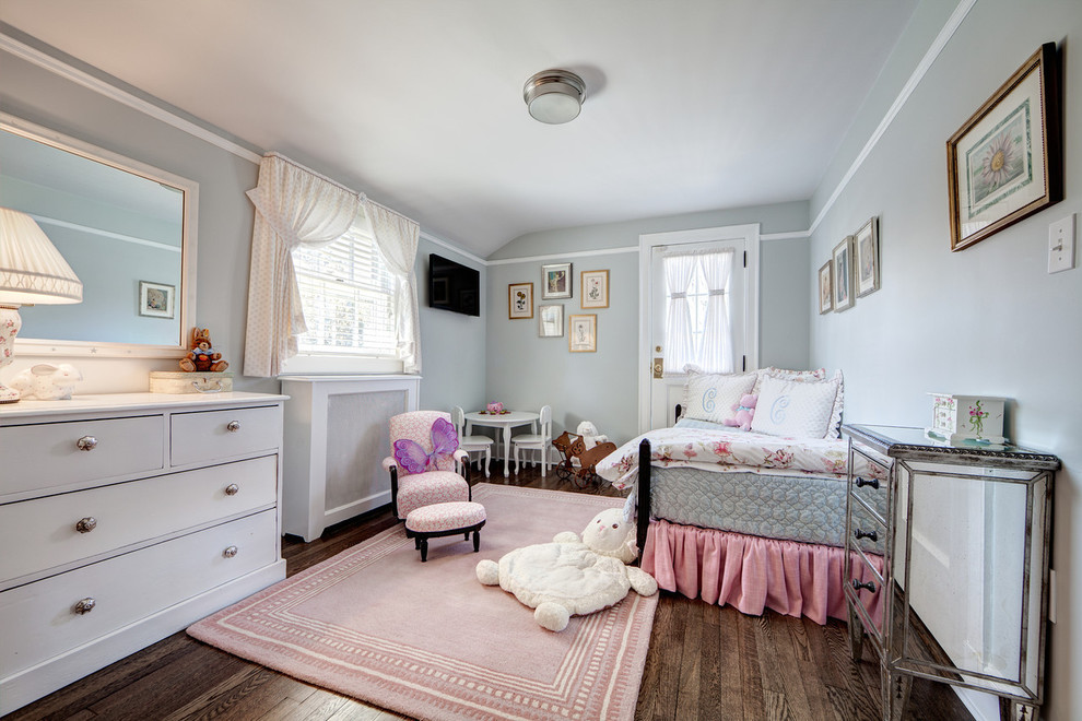 Großes Klassisches Mädchenzimmer mit Schlafplatz, blauer Wandfarbe und braunem Holzboden in New York